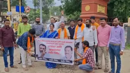 धुळे: पारोळारोड परिसरात उबाठा शिवसेना-मनसेचे जोरदार आंदोलन, खासदार दुबे आणि आमदार गायकवाड यांच्या पोस्टरला जोडे मारून निषेध