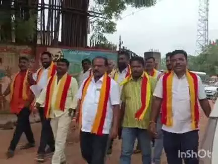 ಹುಮ್ನಾಬಾದ್: ಸ್ವಚ್ಛತೆಗೆ ಆದ್ಯತೆ ನೀಡುವಂತೆ ಆಗ್ರಹಿಸಿ, ಪಟ್ಟಣದಲ್ಲಿ ಕನ್ನಡ ಸೇನೆ ಕರ್ನಾಟಕ ವತಿಯಿಂದ ಪುರಸಭೆ ಮುಖ್ಯ ಅಧಿಕಾರಿಗೆ ಮನವಿಪತ್ರ ಸಲ್ಲಿಕೆ