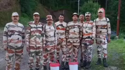 मंडी: पीठ पर कई किलो का बोझा, न रास्तों का पता, न कोई परवाह, बस थुनाग में राहत पहुंचाना है आइटीबीपी जवानों का एकमात्र लक्ष्य