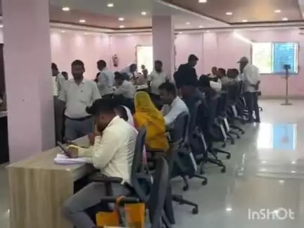 डुमरांव: डुमरांव नगर परिषद में एसडीएम और कार्यपालक पदाधिकारी ने बीएलओ को दिया प्रशिक्षण
