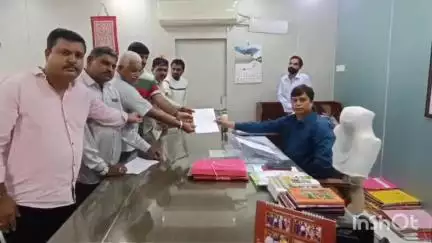 વઢવાણ: જુનાગઢમાં માલધારી સમાજની દિકરી સાથે પોલીસ અધિકારી દ્વારા ગેરવર્તન મામલે માલધારી સમાજે કલેક્ટર કચેરીમા આવેદન પાઠવ્યું