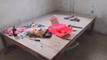 बाढ़: बाढ़ थाना क्षेत्र के कलाली रोड स्थित एक मकान में करीब ₹1.5 लाख के गहने और बर्तन की चोरी