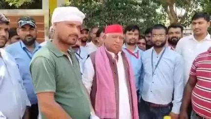 जिला अस्पताल में कार्यरत सुरक्षा गार्डों के निकाले जाने के फरमान के खिलाफ गार्डों ने किया प्रदर्शन, सांसद को दिया ज्ञापन