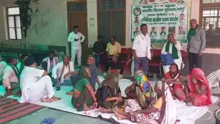 पूरनपुर: तहसील में भाकियू ने शुरू किया अनिश्चितकालीन धरना प्रदर्शन, तहसील प्रशासन पर भ्रष्टाचार का लगाया आरोप