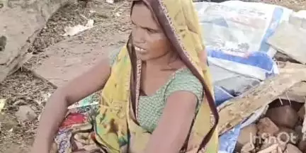 कुक्षी: पब्लिक एप की खबर का असर: लोहारी में पेड़ के नीचे जीवन बिता रहीं बुजुर्ग महिला के परिवार के लिए प्रशासन ने की व्यवस्था