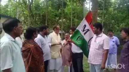 রতুয়া ১: ৭০০ লোককে নিয়ে কংগ্রেস ছাড়লো পঞ্চায়েত সদস্য, মহানন্দাটোলায় বিধায়কের হাত ধরে তৃণমূলের যোগদান