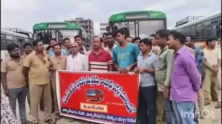 ఆర్టీసీ అద్దె బస్సు  డ్రైవర్ల తొలగింపుతో బస్సు యజమానులు, కార్మికుల మధ్య  తీవ్రవాగ్వాదం