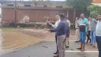 बटियागढ़: बटियागढ़ पहुंचे कलेक्टर सुधीर कोचर, जूड़ी नदी का जायजा लिया और अधिकारियों को दिए निर्देश