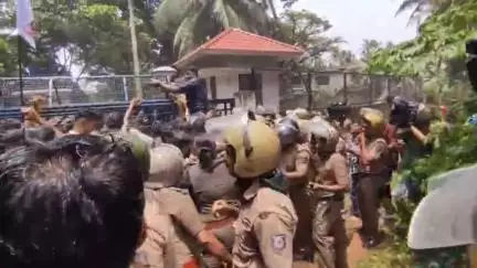 കണ്ണൂർ: കാവിവൽക്കരണത്തിനെതിരെ പ്രതിഷേധം, കണ്ണൂർ സർവകലാശാല ആസ്ഥാനത്ത് എസ്.എഫ്.ഐ-പോലീസ് സംഘർഷം