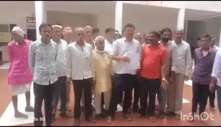 गुना नगर: फसलों को उजाड़ रहे खुले में घूमने वाले आवारा मवेशी, पिपरिया के लोगों ने इंतजाम करने कलेक्टर को दिया ज्ञापन #jansamasya