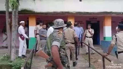 प्रखंड आदर्श इंटर विधालय में डीएम रवी प्रकाश ने बीएलओ साथ बैठक मतदाता सूची पुनरीक्षण कार्य में तेजी लाने का दिये निर्देश