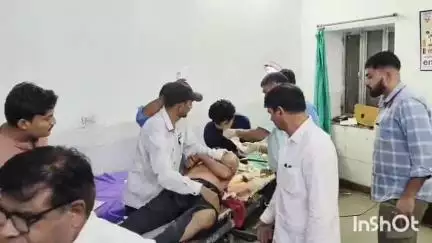 डूंगरपुर: बाइक सवार व्यक्ति ट्रक से टकराया, गंभीर रूप से घायल हुआ