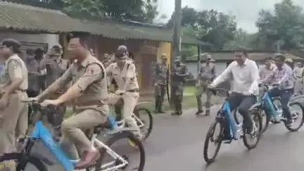 ঝাড়গ্রাম: ঝাড়গ্রামে পালিত হল পথ নিরাপত্তা সপ্তাহ, রেলিতে সাইকেল চালালেন জেলাশাসক, পুলিশ সুপার