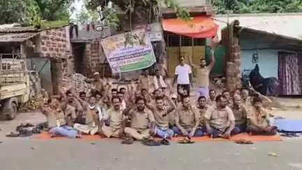 ବୋଲଗଡ: ବୋଲଗଡ଼ ଗୋପବନ୍ଧୁ ଛକରେ ଡ୍ରାଇଭର ମହାସଂଘର ଷ୍ଟିଅରିଂ ଛାଡ଼ ଆନ୍ଦୋଳନ