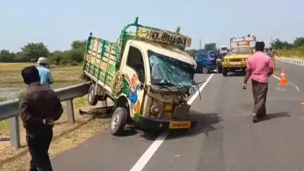 தஞ்சாவூர்: சென்னையில் இருந்து சுற்றுலா வந்த போது கோர விபத்து- விக்கிரவாண்டி NH சாலையில் கார் மீது சரக்கு வாகனம் மோதி 4 பேர் பலி