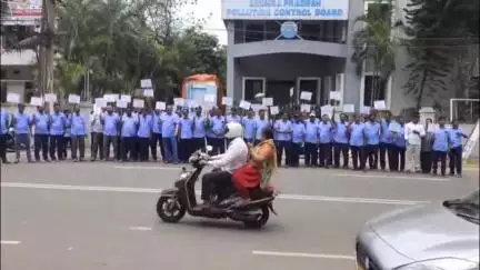 విశాఖపట్నం: క్రబ్స్ కంపెనీ తెరిచి తమ కుటుంబాలను ఆదుకోవాలని పొల్యూషన్ కంట్రోల్ బోర్డు వద్ద కార్మికుల శాంతియుత నిరసన