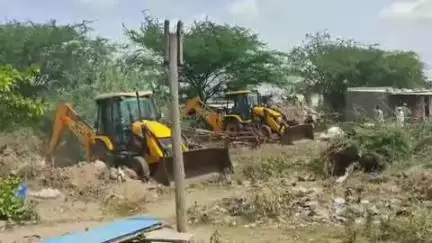మార్కాపురం: పొదిలిలో ఉద్రిక్తల నడుమ ముస్లిం వక్ఫ్ బోర్డు స్థలాల్లో ఆక్రమణలు తొలగింపు