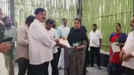 జమ్మలమడుగు: దేవగుడి  గ్రామంలో లబ్ధిదారులకు CMRF చెక్కులను పంపిణీ చేసిన ఎమ్మెల్యే ఆదినారాయణ రెడ్డి