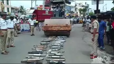కాకతీయ యూనివర్సిటీ జంక్షన్ వద్ద శబ్ద కాలుష్యానికి కారణమైన సైలెన్సర్లను రోడ్డు రోలర్‌తో తొక్కించిన పోలీసులు