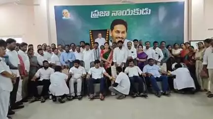 విశాఖపట్నం: మద్దిలపాలెం వద్ద YS రాజశేఖర్ రెడ్డి జయంతి కార్యక్రమంలో పాల్గొన్న MP గొల్ల బాబురావు