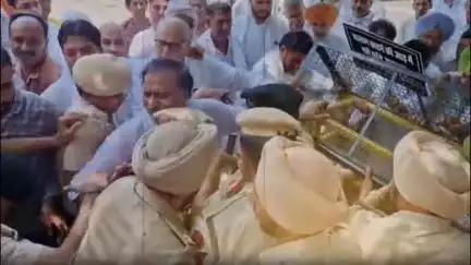 सिरसा: चालान के विरोध में एसपी को ज्ञापन देने गए कांग्रेसियों को पुलिस ने रोका, धक्का-मुक्की और कांग्रेसियों ने जलाया ज्ञापन