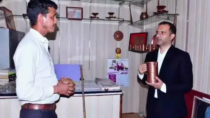 बागेश्वर: भराड़ी टैक्सी स्टैंड में जिलाधिकारी ने ताम्र आउटलेट का निरीक्षण किया, गुणवत्ता पर दिया ध्यान