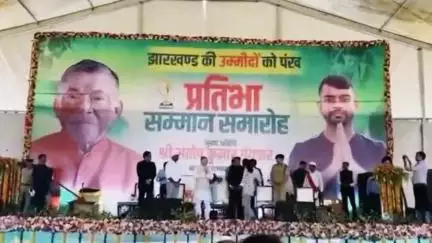 डुमरी: डुमरी में राज्यपाल श्रीसंतोष गंगवार ने छात्र-छात्राओं को मेडल व प्रशस्ति पत्र देकर किया सम्मानित