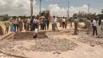 जलालपुर: जलालपुर बसखारी मार्ग पर बड़े पुल के पास से सड़क पोख्ता की भूमि पर हुए अवैध निर्माण को प्रशासन ने गिराया