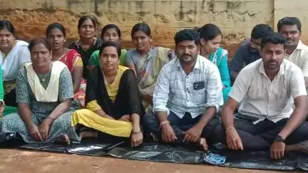 ಕಂಪ್ಲಿ: ಆರು ತಿಂಗಳಿಂದ ಸಿಗದ ವೇತನ, ನಗರದ ತಾಲೂಕು ಪಂಚಾಯತಿ ಎದುರು ನರೇಗಾ ನೌಕರರ ಧರಣಿ