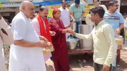 मुशहरी: सरैयागंज के जालान औषधालय में भीषण गर्मी में राहगीरों के बीच सत्तू का वितरण किया गया