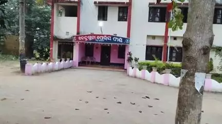 ରାୟଗଡା: ସରଦାପୁର ଗ୍ରାମ ବ୍ରିଜ ନିକଟରେ ଏକ ଟ୍ରକ ଭାରସମ୍ୟ ହରାଇ ଦୁର୍ଘଟଣା ଗ୍ରସ୍ତ ହୋଇଥିବାବେଳେ କେନ୍ଦୁଗୁଡ଼ା ପୋଲିସ ପହଞ୍ଚି ତଦନ୍ତ ଆରମ୍ଭ କରିଛି