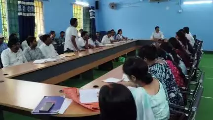 गोविंदपुर: गोबिंदपुर प्रखंड कार्यालय में BDO ने पंचायत सचिवों और रोजगार सेवकों के साथ की समीक्षा बैठक, दिए निर्देश