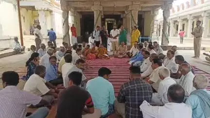 ಚಾಮರಾಜನಗರ: ಶ್ರೀ ಚಾಮರಾಜೇಶ್ವರ ರಥೋತ್ಸವಕ್ಕೆ ಭಕ್ತರಿಗೆ ಕುಡಿಯುವ ನೀರು, ಶೌಚಾಲಯ ವ್ಯವಸ್ಥೆ ಕಲ್ಪಿಸಿ : ನಗರದಲ್ಲಿ ನಡೆದ ಕೋಮುವಾರ ಸಭೆಯಲ್ಲಿ ಆಗ್ರಹ