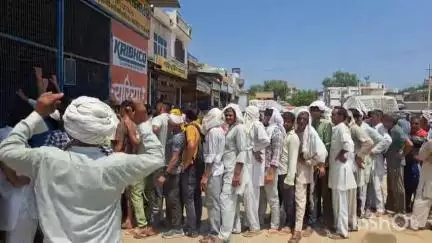 चरखी दादरी: च.दादरी में पुलिस की मौजूदगी में बंटी खाद, किल्लत के कारण किसान परेशान #jansamasaya