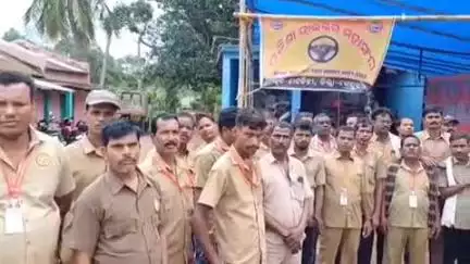 ଆନନ୍ଦପୁର: ୭ ଦଫା ଦାବି ନେଇ ହାଟଡିହି ଠାରେ ଡ୍ରାଇଭର ମହାସଂଘର ଆନ୍ଦୋଳନ