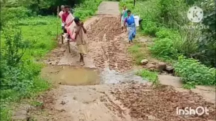 ଲାଞ୍ଜିଗଡ: ବାର୍ଷିକୋନାରେ ରାସ୍ତା ନଥିବାରୁ ଆସିପାରିଲାନି ଆମ୍ବୁଲାନ୍ସ, ଖଟିଆରେ ବୁହାହେଲେ ଗର୍ଭବତୀ