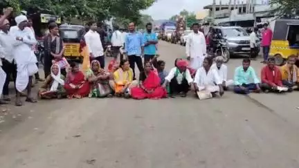 అసిఫాబాద్: జైనూర్ మండల కేంద్రంలో యూరియా కోసం రోడెక్కిన రైతులు
