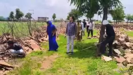 बीरपुर: बीरपुर में दलित श्मशान भूमि पर दबंगों का अतिक्रमण प्रशासन ने हटाया