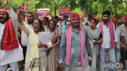 मैनपुरी: स्कूल मर्ज किए जाने के फैसले के खिलाफ समाजवादी पार्टी के छात्रसभा के कार्यकर्ताओं ने जिला मुख्यालय पर किया प्रदर्शन