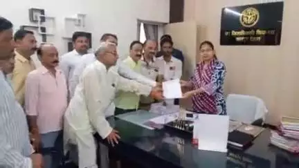 तहसील 8 सूत्री मांगों को लेकर व्यापार समिति के पदाधिकारियों ने वित्त मंत्री के नाम ज्ञापन लिखकर उपजिलाधिकारी को दिया।