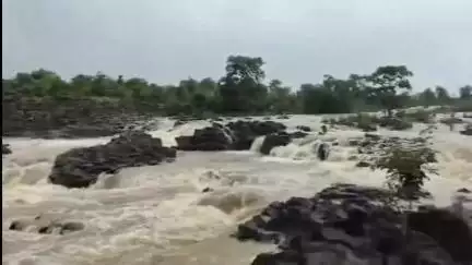 అదిలాబాద్ అర్బన్: అడవుల జిల్లా ఆదిలాబాద్ జలపాతాలకు పెట్టింది పేరు. కురుస్తున్న వర్షాలకు  కనువిందు చేస్తున్న కనకాయి జలపాతం