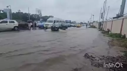 রাজারহাট: এয়ারপোর্টের সামনে ভি আই পি রোড জলমগ্ন হওয়ায় মুমূর্ষ রোগীকে নিয়ে চরম সমস্যার সম্মুখীন 

#jansamasya