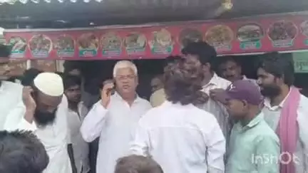 धनघटा: रामपुर बारह कोनी चौराहे पर बिजली की समस्या को लेकर दो दर्जन से अधिक ग्रामीणों ने विरोध करने का प्रयास किया
