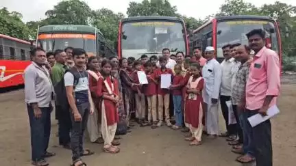 शहादा: दहा दिवसांपासून शहादा जयनगर बस सेवा बंद असल्याने विद्यार्थ्यांचा व्यवस्थापकांच्या दालनात ठिय्या आंदोलन #Jansamasya