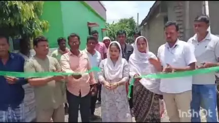 মানিকচক: এলাকাবাসীর দাবি মত নাজিরউদ্দিনটোলায় কংক্রিট ঢালায় রাস্তার কাজের সূচনা