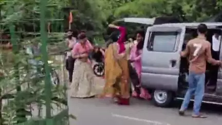 लाडपुरा: कोटा में किन्नरों के दो गुटों के बीच भिड़ंत, वीडियो सोशल मीडिया पर वायरल, थाने के सामने एक-दूसरे को लात-घूसे मारे