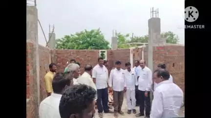 శాలిగౌరారం: తుడిమిడి గ్రామంలో ఇందిరమ్మ ఇండ్లను పరిశీలించిన వ్యవసాయ మార్కెట్ కమిటీ చైర్మన్ పాదురి  శంకర్ రెడ్డి