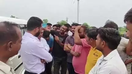 बीना: ग्राम दुरुआ में कचरा प्लांट हटाने के लिए ग्रामीणों का प्रदर्शन, मौके पर पहुंची पुलिस