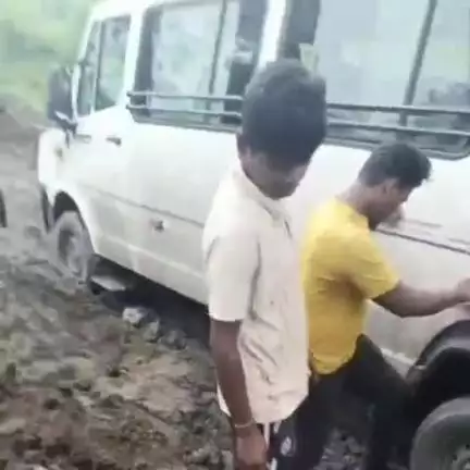 ସୁନ୍ଦରଗଡ ସହର: ଖୁଣ୍ଟି ଝରିଅ ଗ୍ରାମ ଓ ଏହାକୁ ସଂଯୋଗ କରୁଥିବା ରାସ୍ତାର ଶୋଚନୀୟ ଅବସ୍ଥା, ଭିଡିଓ ଭାଇରାଲ