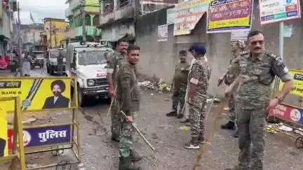 गिरिडीह: कुरैशी मोहल्ले में दो पक्षों के बीच विवाद के बाद पथराव और मारपीट, पुलिस ने शांत कराया मामला